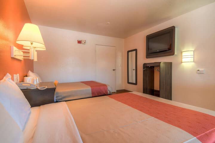Room 13 of 36