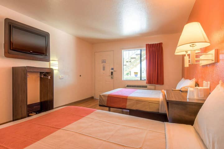 Room 16 of 36